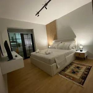 lucas-downtown.hotels-in-tirana.com/